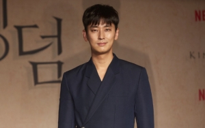 Joo Ji Hoon Akui Merasa Bersalah Pada Para Pemeran Zombie di 'Kingdom'