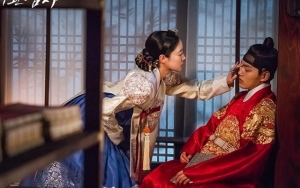 Lee Se Young Ungkap Berkali-Kali Syuting Adegan Cium Bibir Yeo Jin Goo di 'The Crowned Clown'