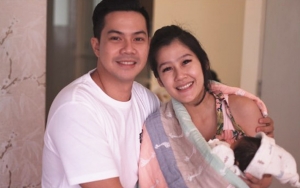 Sikap Arie Dwi Andhika Suami Ardina Rasti Makan Sambil Gendong Buah Hati Dikritik