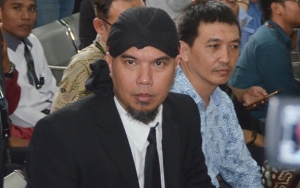 Bakal Ditahan di LP Cipinang, Ahmad Dhani Tersenyum Sambil Salam Dua Jari