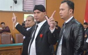 7 Momen Ahmad Dhani Pasang Senyum Hingga Pose Dua Jari Usai Divonis 1,5 Tahun Penjara