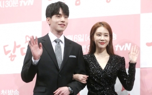 tvN Bagikan Momen Mesra Lee Dong Wook dan Yoo In Na di Jumpa Pers 'Touch Your Heart'