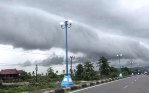 Viral, Awan Mirip Gelombang Tsunami Kembali Muncul di Sulawesi Selatan