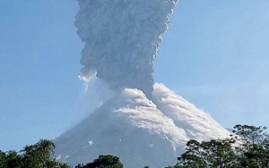 Gunung Merapi Kembali Keluarkan Lava Pijar dan Akibatkan Hujan Abu di Beberapa Wilayah Ini