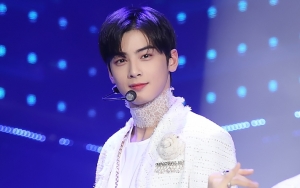 Cha Eunwoo Tangisi Kemenangan Astro di Acara Musik, Wajah Super Ganteng Disorot