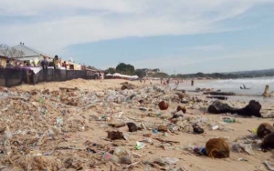Pantai Jimbaran Bali Kotor Dipenuhi Sampah Bikin Turis Asing Kecewa