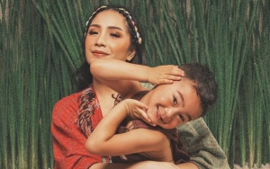 Manja Banget, Begini Kelakuan 'Genit' Rafathar Minta Cium Yang Bunyi Pada Nagita Slavina