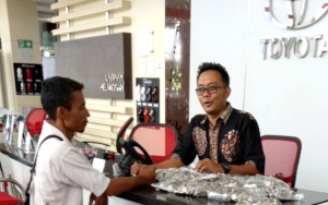 Menabung 7 Tahun, Petani Asal Majalengka Akhirnya Bisa Beli Mobil Tunai Pakai Uang Receh 
