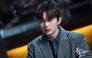 Yoo Seung Ho Kedapatan Tidur di Lokasi Syuting 'My Strange Hero', Fans Khawatir