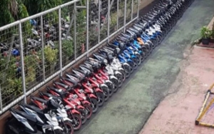 Satpam SMA yang Kelewat Rajin Viral Susun Sepeda Motor Siswa Berdasarkan Warna dan Jenisnya