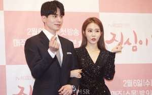 Yoo In Na Puji Lee Dong Wook Tahu Segala Hal di Lokasi Syuting 'Touch Your Heart'