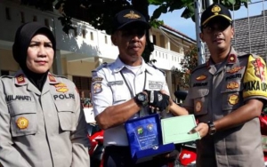 Satpam Slamet yang Rajin Atur Motor Sesuai Warna Dapat Penghargaan Dari Polres Tangsel