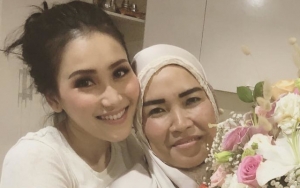 Ibu Ayu Ting Ting Pamer Wajah '50 Juta' Ditemani Yuni Shara, Netter Tagih Foto Bareng Nagita