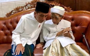 Video Viral Kiai Maimun Zubair Doakan Prabowo Saat Tengah Bersama Jokowi Tuai Kontroversi