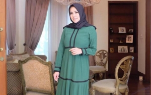 Olla Ramlan Bagikan Foto Umrah Bareng Pengasuh Anak, Netter Menangis Terharu