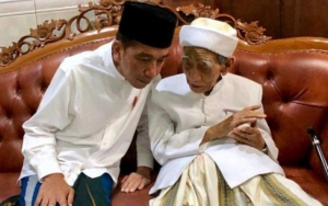 Terungkap Isi Teks Kiai Maimun Yang Dibawa Saat Salah Bacakan Doa Untuk Prabowo Di Samping Jokowi
