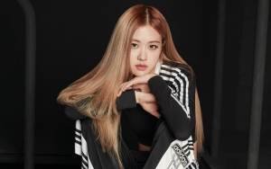 Rose Black Pink Pamer Foto Cantik di Kolam Renang, Kaki Jenjang Jadi Sorotan