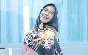 Ria Ricis Tetap Centil saat Sakit, Tampilan Salat Bareng Anak Oki Setiana Dewi Tuai Pro Kontra
