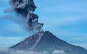 Berstatus Awas, Gunung Sinabung Diguncang Gempa Hingga 5 Kali dan Keluarkan Asap 200 M