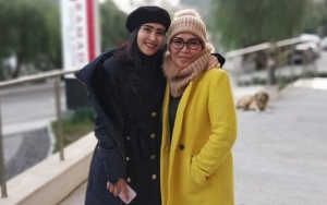  Asyik Naik Balon Udara, Gaya Busana Ibu Ayu Ting Ting Disebut Norak Tak Sekelas Ibu Nagita Slavina