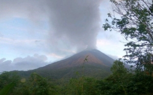 Guguran Lava Terus Terjadi, Warga di 3 Kampung Dekat Gunung Karangetang Dievakuasi