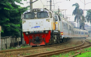 10 Jalur Kereta Api dengan Pemandangan Terindah di Indonesia