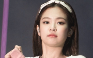 Jennie Black Pink 'Kencan' Bareng Artis JYP di Pameran