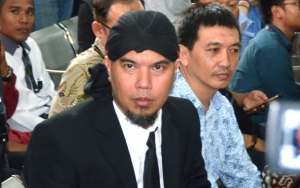 Ahmad Dhani Sampai di Surabaya Demi Hadiri Sidang, Bagian Tangan Jadi Sorotan