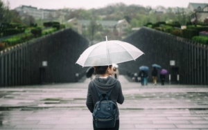Jangan Biarkan Cuaca Buruk Ganggu Liburan, Ini 9 Tips Traveling di Musim Hujan