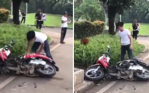 Ngamuk Ditilang Polisi, Pria Ini Viral Karena Banting dan Hancurkan Motornya Sendiri