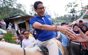Sandiaga Uno Disambut Spanduk Tak Biasa Saat Berkunjung ke Madiun