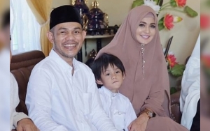 Putra Herman Seventeen Jalani Ritual Adat Tidore Mandi di Atas Makam Sang Ayah