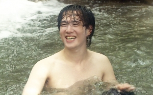 Yugyeom GOT7 Keren Tangkap Ikan Pakai Tangan Kosong di 'Laws of the Jungle'