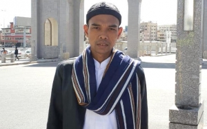 Klarifikasi Foto Viral Ustaz Abdul Somad Pose Salam Satu Jari 