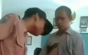 Guru Gresik yang Ditantang Murid Terima Penghargaan dari Polisi