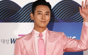 Joo Ji Hoon Tetap Ganteng Maksimal Meski Pakai Jas 'Norak' Berbunga di Preskon 'Item'