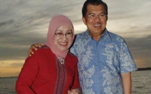 Jusuf Kalla Rayakan Ultah Istrinya yang ke-76 dan Beri Pelukan Mesra di Depan Tumpeng 