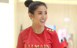 Nindy Pakai Busana Mirip Seprai Kusut, Warganet Malah Beri Pujian