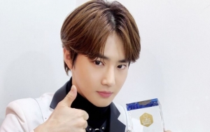 Suho EXO Abaikan Petugas Keamanan Bandara HK Demi Lakukan Ini