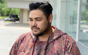  Adu Kece, Celana Sobek-sobek Ivan Gunawan Malah Bikin Syok Saat Foto Bareng Sahabat