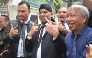 Ahmad Dhani Pose 2 Jari Bareng Jaksa, Tuai Kontroversi Dari Berbagai Pihak