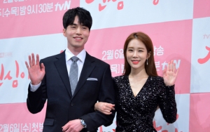 Lee Dong Wook Diminta Pacaran Usai Pamer Gambar Yoo In Na di Lokasi 'Touch Your Heart'
