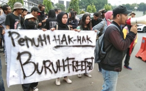 Massa Pegawai Papua Geruduk Polda Metro Jaya Usai Puluhan Eks Pekerja Freeport Diciduk Polisi