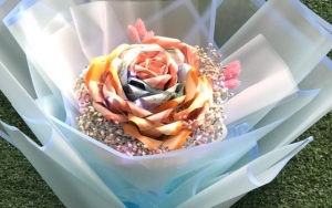 Bikin Iri, Pria Ini Beri Kekasihnya Kado Valentine Buket Bunga dari Uang Rp 31 Juta
