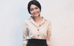 Rina Nose Cuek Dibully Lepas Hijab Demi Tunangan Ganteng, Ngaku 'Happy' Dilamar Januari