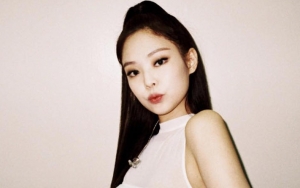Jennie Pose Unyu Saat Balik ke Korea, Pakai Jaket Mirip Punya Kai?