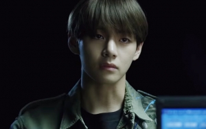 Momen V BTS Peluk Cewek di MV 'Stigma' Banjir Komentar Cemburu