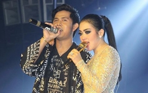 Sempat Digosipkan Dekat, Cakra Khan 'Restui' Pernikahan Syahrini dan Reino Barak