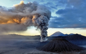Gunung Bromo Erupsi, Status Waspada dan Wisatawan Dilarang Mendekat di Radius 1 Km