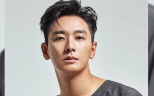 Joo Ji Hoon Pose Manly pada Foto Pemotretan di Bali Serta Bahas Profesi Aktor